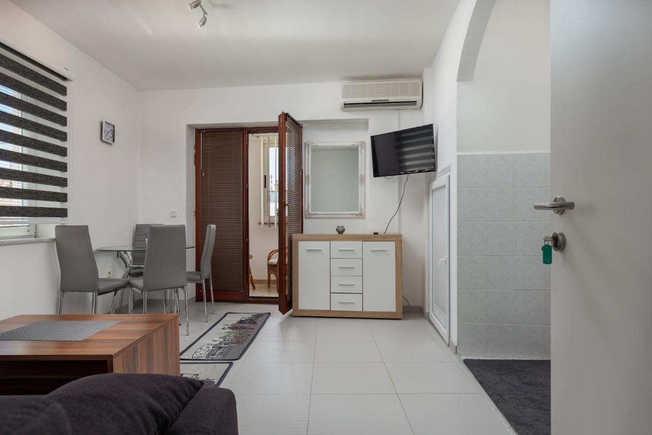 Apartments Smaila 1729 Пула Екстериор снимка