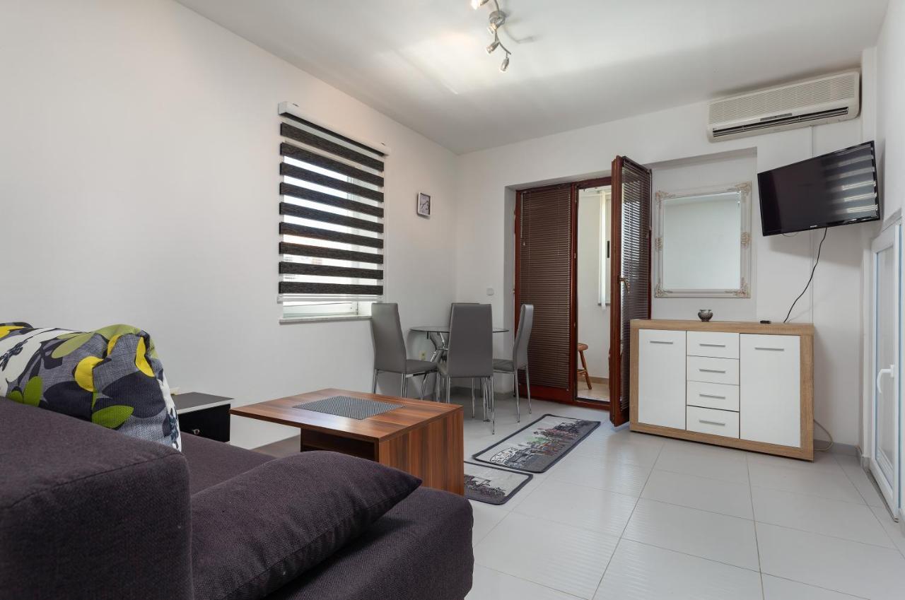 Apartments Smaila 1729 Пула Екстериор снимка