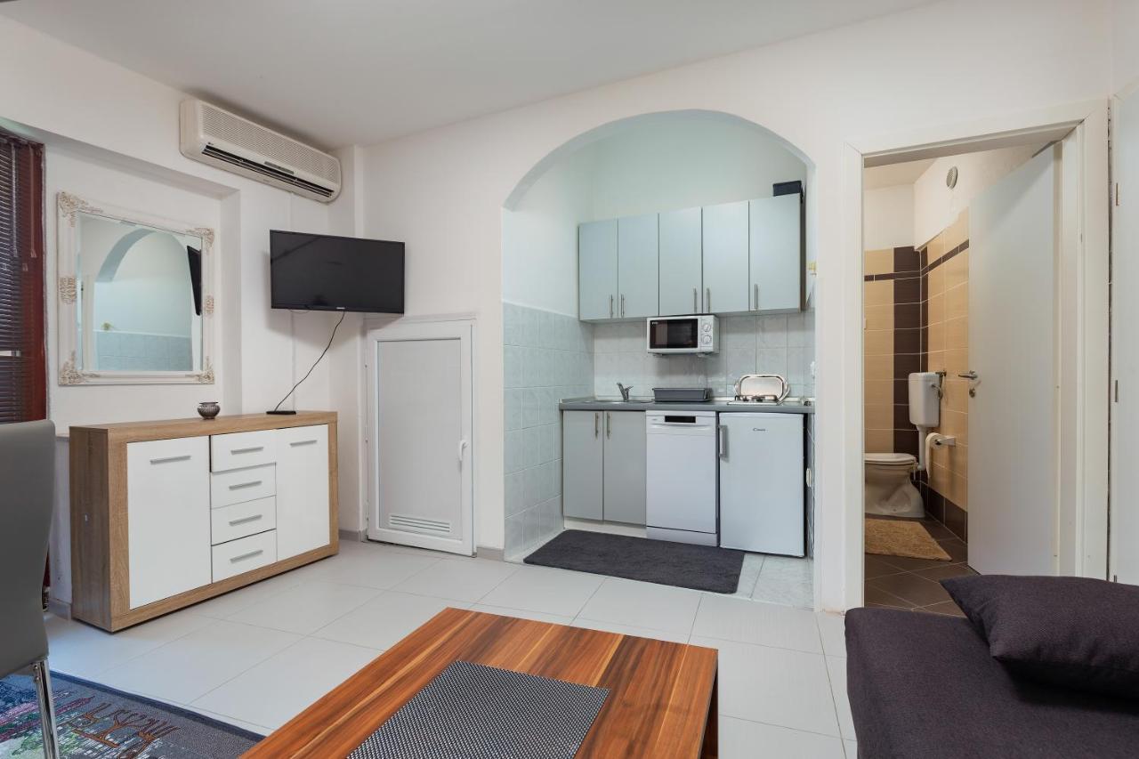 Apartments Smaila 1729 Пула Екстериор снимка