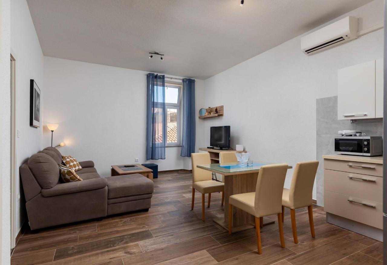 Apartments Smaila 1729 Пула Екстериор снимка