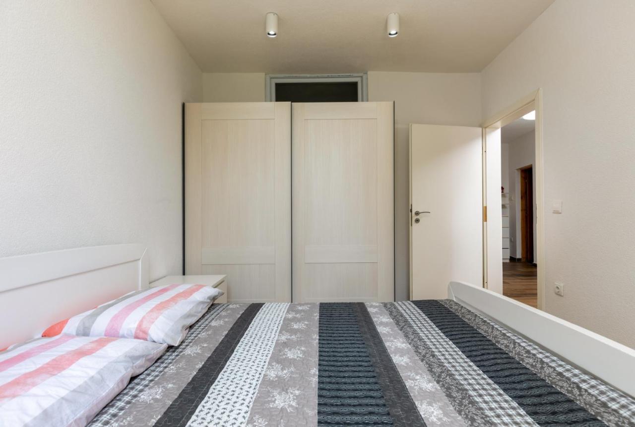 Apartments Smaila 1729 Пула Екстериор снимка