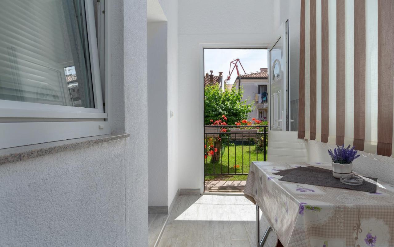 Apartments Smaila 1729 Пула Екстериор снимка