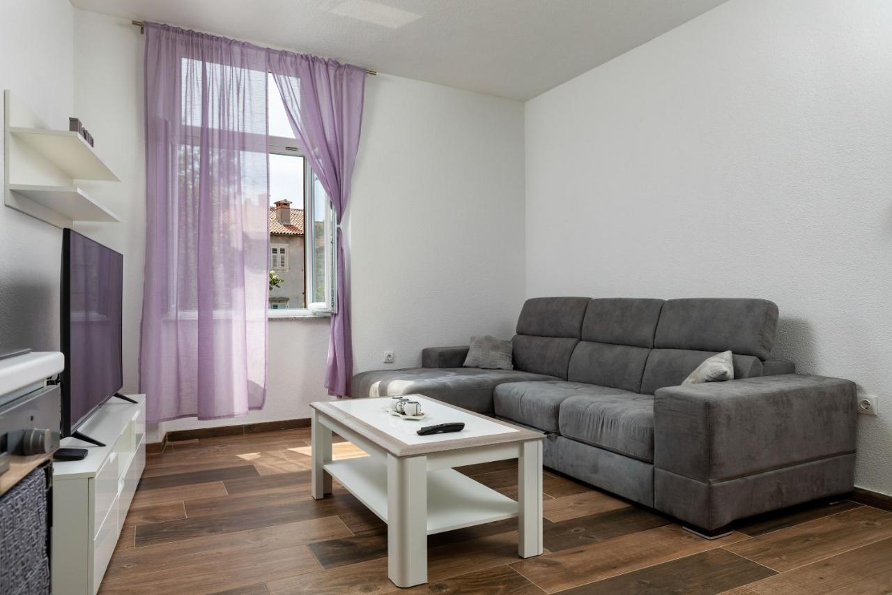 Apartments Smaila 1729 Пула Екстериор снимка